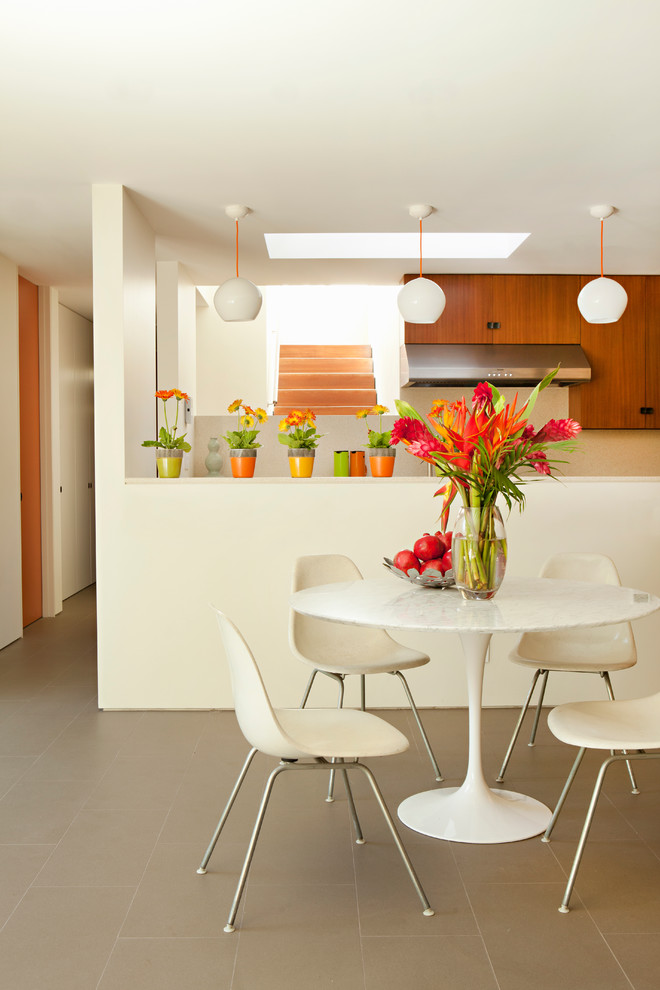 Idée de décoration pour une salle à manger ouverte sur la cuisine vintage avec un sol en carrelage de céramique.