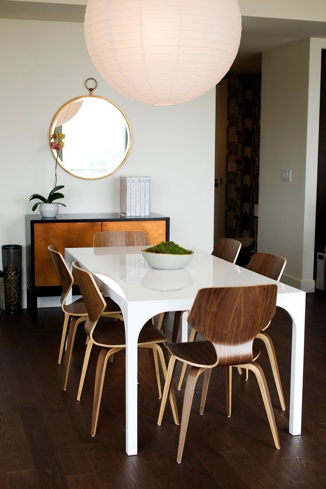 Diseño de comedor actual de tamaño medio abierto con paredes blancas y suelo de madera oscura