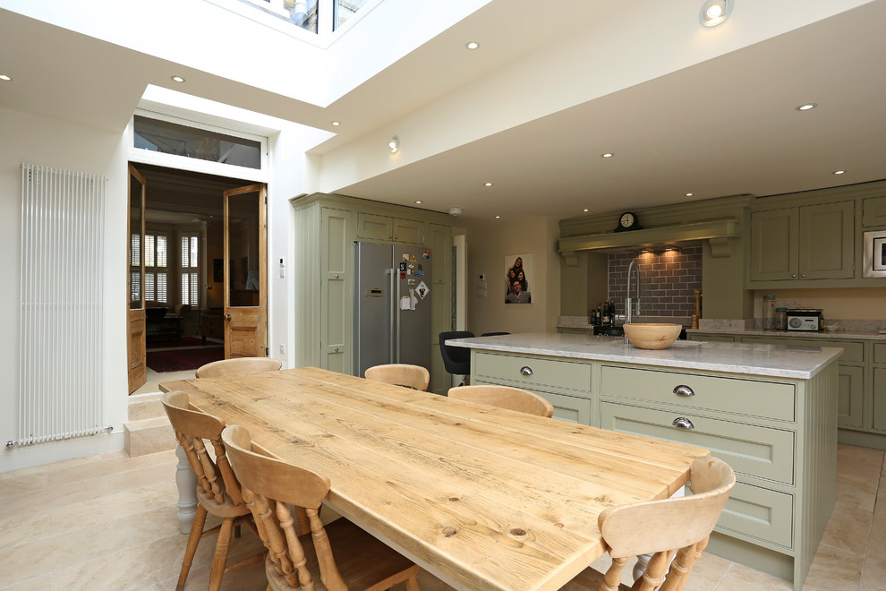 Idée de décoration pour une salle à manger ouverte sur la cuisine tradition de taille moyenne avec un mur blanc, tomettes au sol et un sol beige.