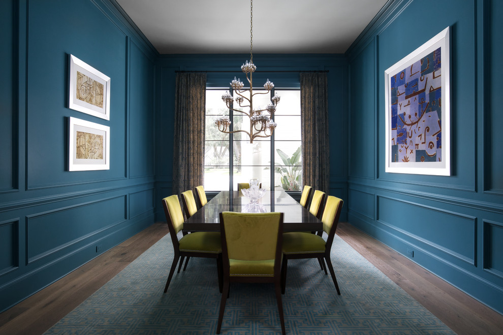 Свежая идея для дизайна: отдельная столовая в морском стиле с синими стенами и паркетным полом среднего тона без камина - отличное фото интерьера