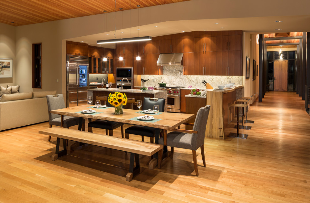 Offenes, Mittelgroßes Modernes Esszimmer ohne Kamin mit beiger Wandfarbe, braunem Holzboden und braunem Boden in Seattle