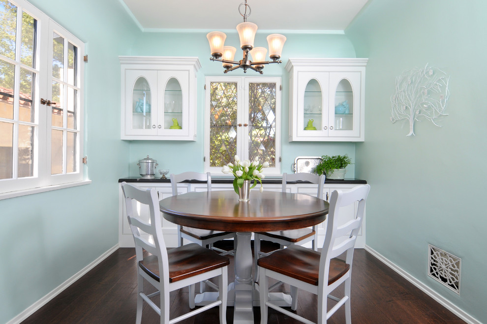 Свежая идея для дизайна: столовая в классическом стиле с синими стенами и темным паркетным полом - отличное фото интерьера