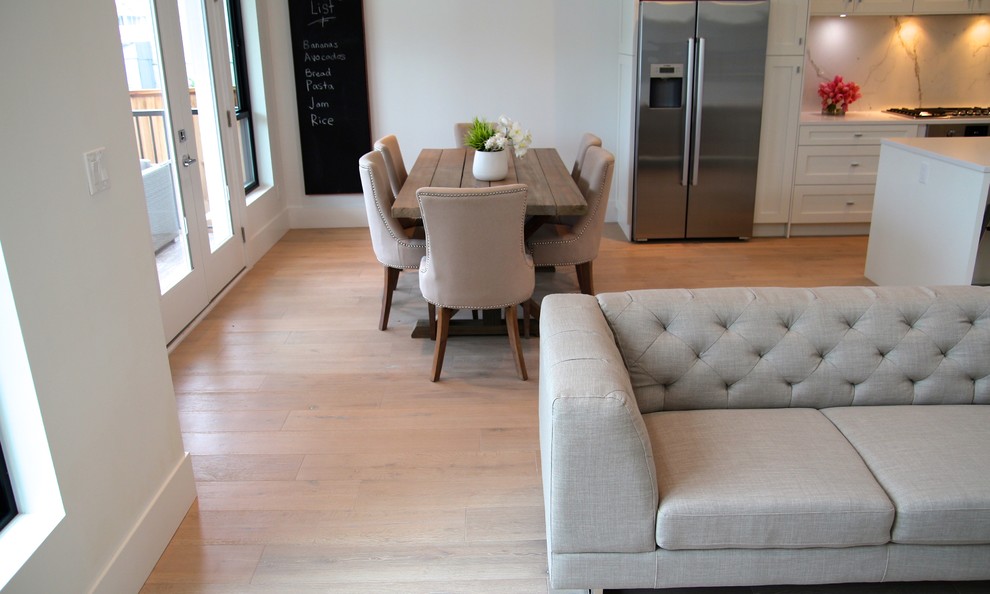 На фото: кухня-столовая среднего размера в стиле модернизм с белыми стенами и светлым паркетным полом без камина