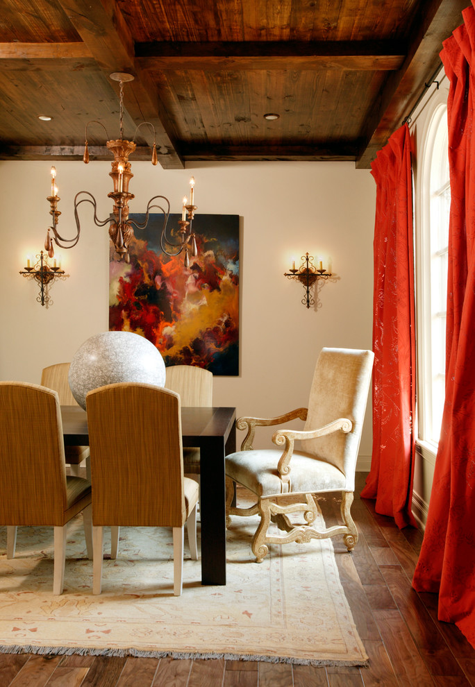 Ispirazione per una sala da pranzo mediterranea con pareti bianche e parquet scuro