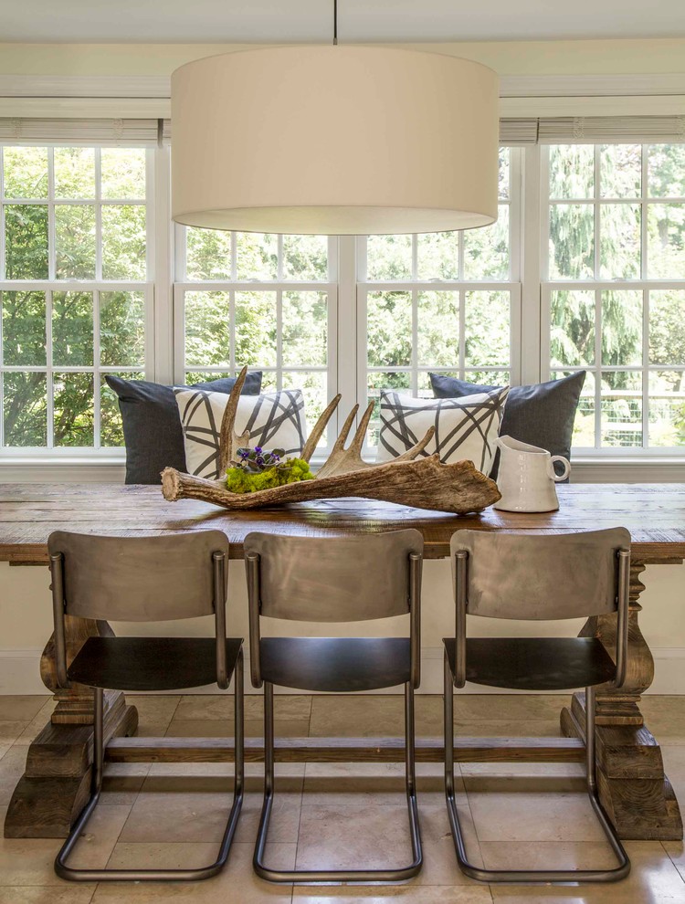 Foto di una sala da pranzo aperta verso la cucina tradizionale di medie dimensioni con pareti bianche e pavimento con piastrelle in ceramica