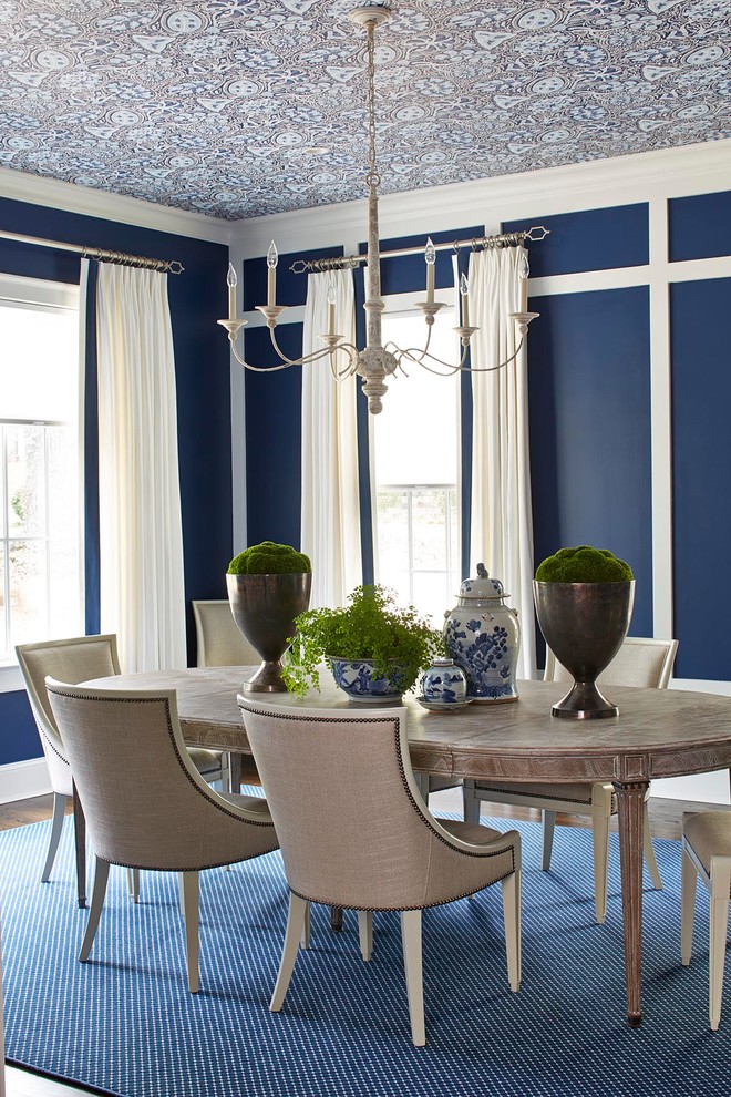 Idee per una grande sala da pranzo tradizionale chiusa con pareti blu, parquet scuro e pavimento marrone