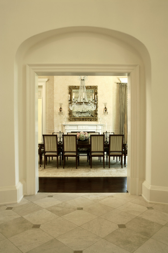 Idee per una sala da pranzo classica con pavimento con piastrelle in ceramica