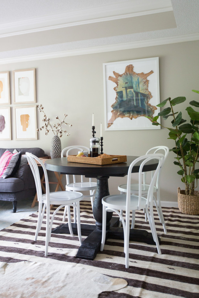 Immagine di una sala da pranzo aperta verso il soggiorno boho chic di medie dimensioni con pareti beige, moquette, nessun camino e pavimento grigio