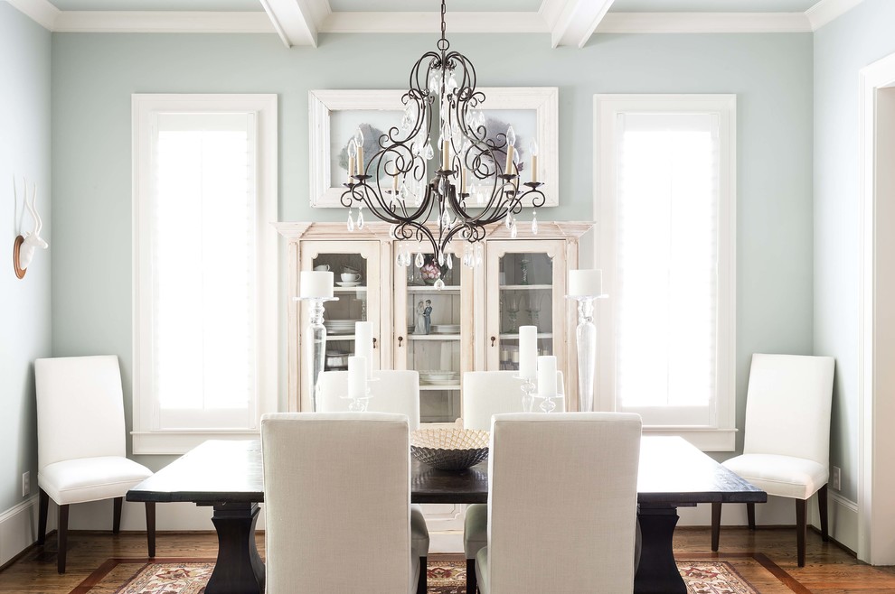Imagen de comedor clásico renovado con paredes azules y suelo de madera en tonos medios