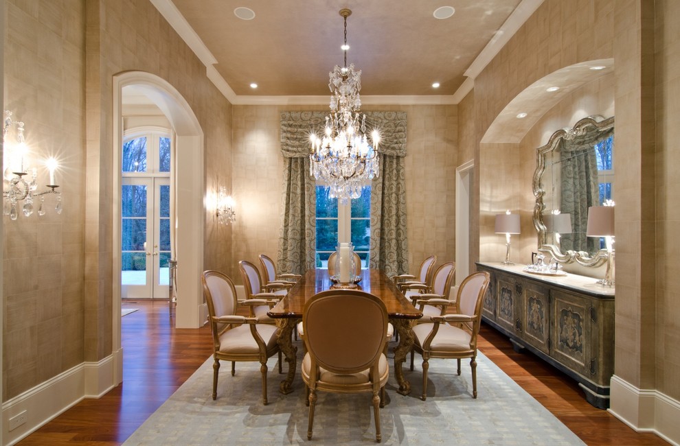Esempio di una sala da pranzo aperta verso il soggiorno tradizionale di medie dimensioni con pareti con effetto metallico, pavimento in legno massello medio e pavimento marrone