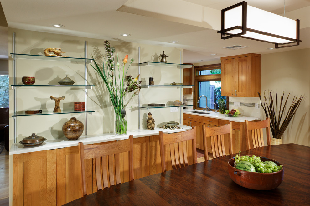 Inspiration pour une salle à manger ouverte sur la cuisine design avec un mur beige.