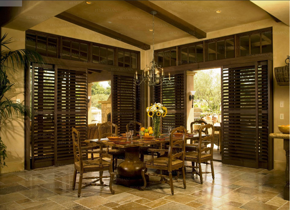 Idee per una sala da pranzo aperta verso la cucina stile rurale di medie dimensioni con pareti beige