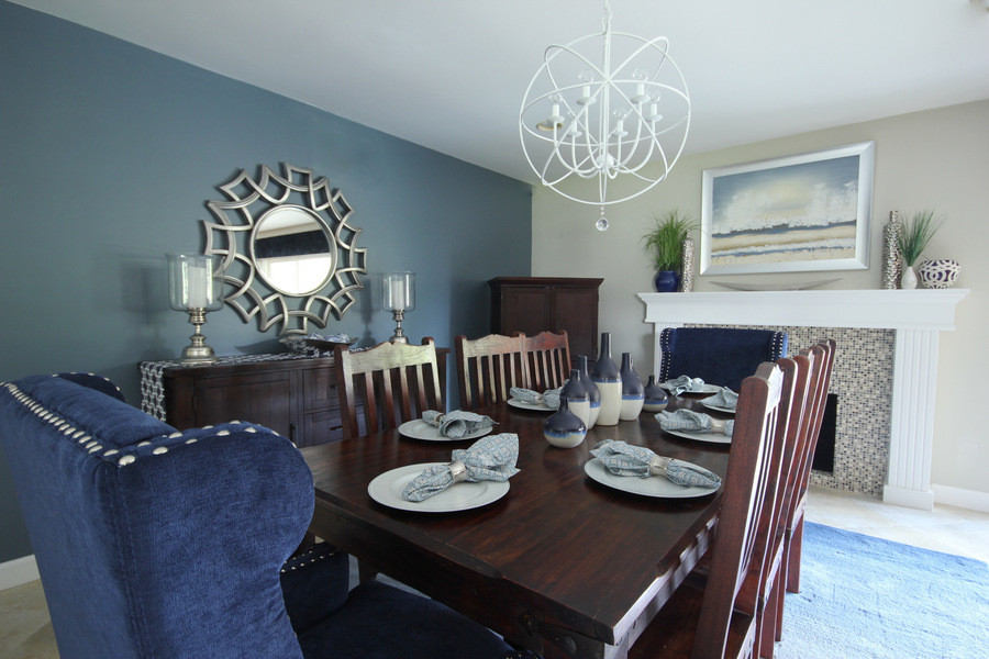 Foto på ett mellanstort vintage kök med matplats, med blå väggar, klinkergolv i porslin, en standard öppen spis och en spiselkrans i trä