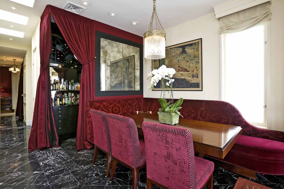 Immagine di una sala da pranzo tradizionale con pareti bianche, pavimento in marmo e pavimento nero