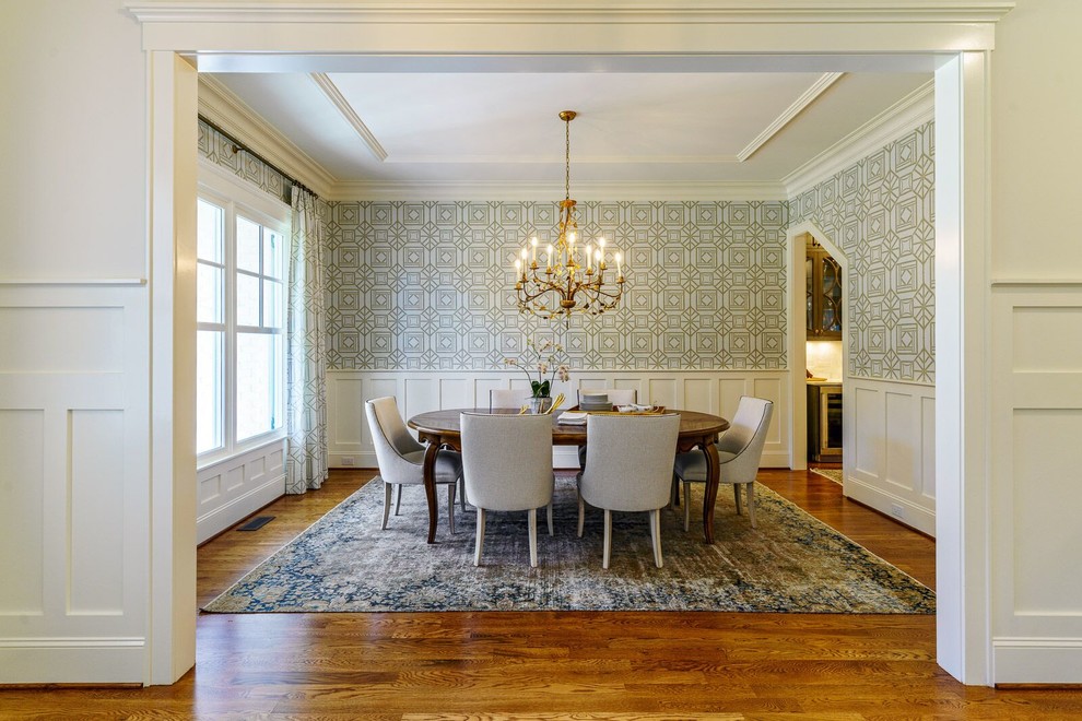 Immagine di una sala da pranzo chic chiusa e di medie dimensioni con pareti grigie, pavimento in legno massello medio, nessun camino e pavimento marrone