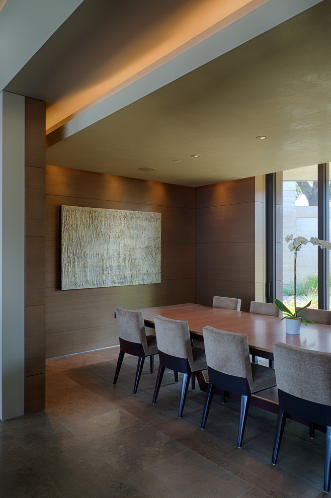 Стильный дизайн: отдельная столовая среднего размера в современном стиле с коричневыми стенами и полом из травертина - последний тренд