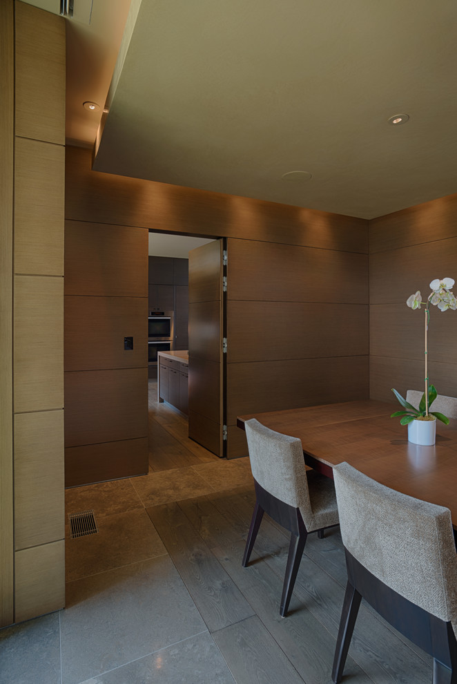 Geschlossenes, Mittelgroßes Modernes Esszimmer mit brauner Wandfarbe und braunem Holzboden in San Francisco