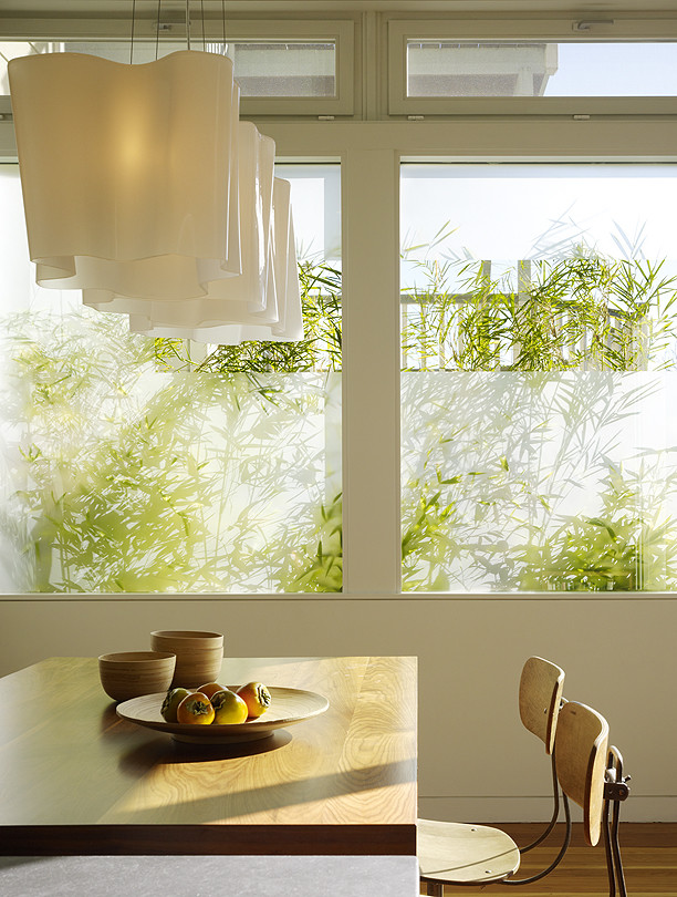 Inspiration pour une salle à manger ouverte sur la cuisine minimaliste avec parquet clair.