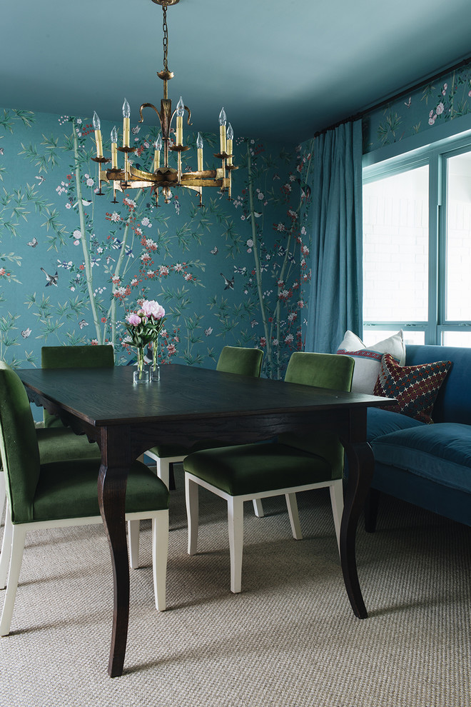 Свежая идея для дизайна: столовая в стиле неоклассика (современная классика) с разноцветными стенами, ковровым покрытием и серым полом без камина - отличное фото интерьера