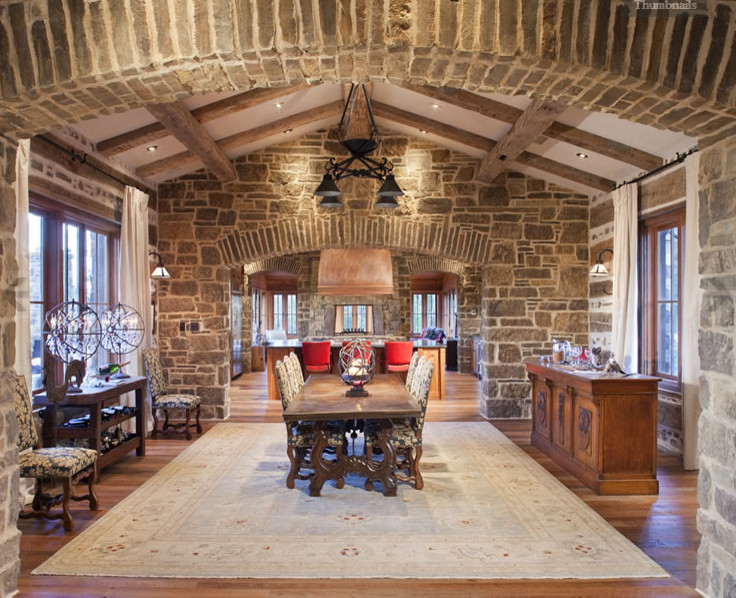 Cette photo montre une salle à manger ouverte sur le salon craftsman de taille moyenne avec un mur multicolore, parquet foncé et aucune cheminée.