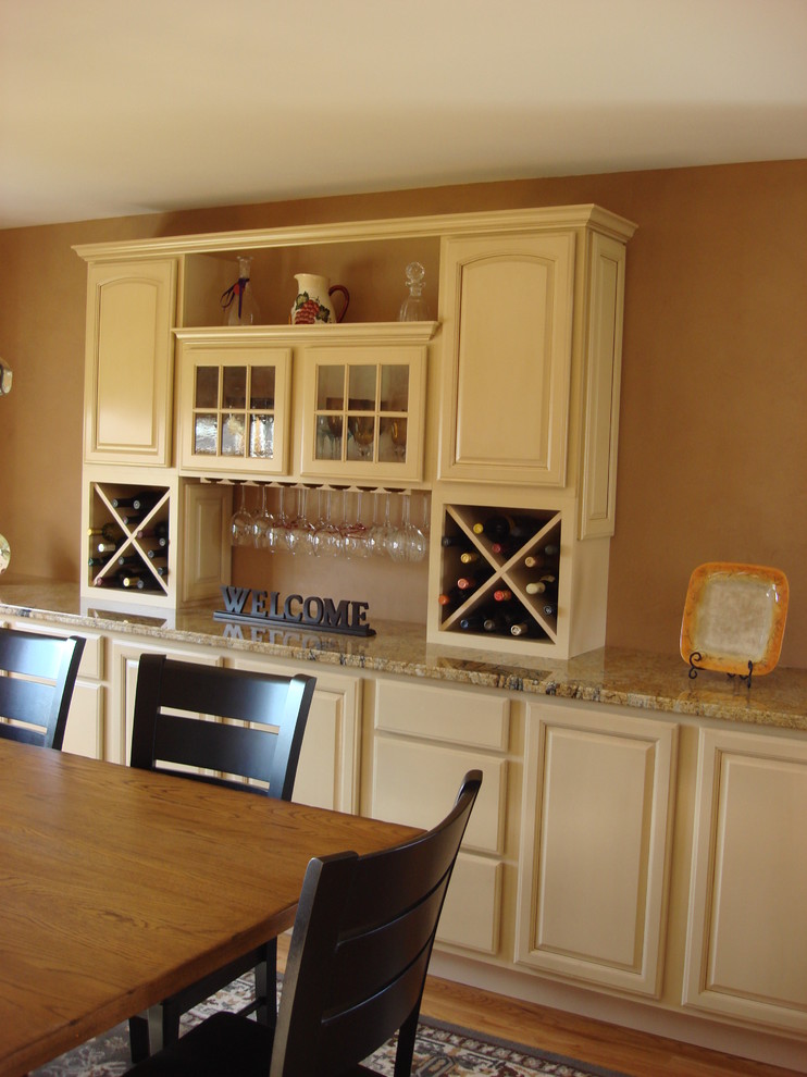 Ispirazione per una sala da pranzo aperta verso la cucina classica di medie dimensioni con pavimento in legno massello medio, pavimento marrone e pareti arancioni