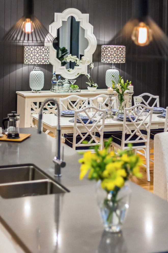 Idee per una sala da pranzo aperta verso la cucina contemporanea di medie dimensioni con pareti grigie e parquet chiaro