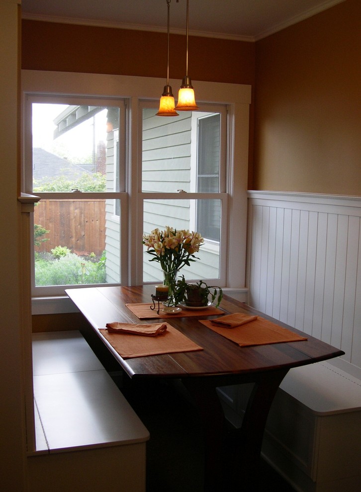 Réalisation d'une salle à manger ouverte sur la cuisine tradition de taille moyenne avec un mur marron.