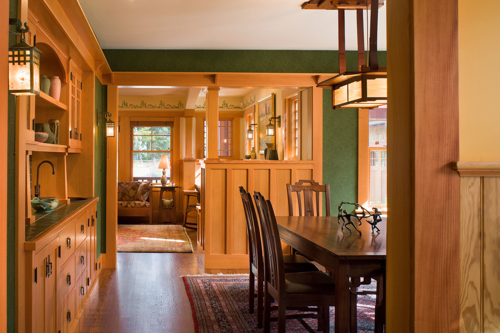 Geschlossenes, Mittelgroßes Rustikales Esszimmer ohne Kamin mit grüner Wandfarbe und dunklem Holzboden in Providence