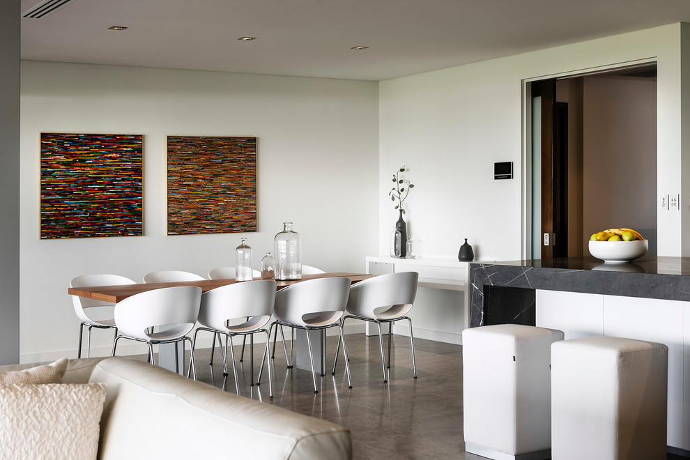 Modernes Esszimmer mit weißer Wandfarbe und Keramikboden in Perth