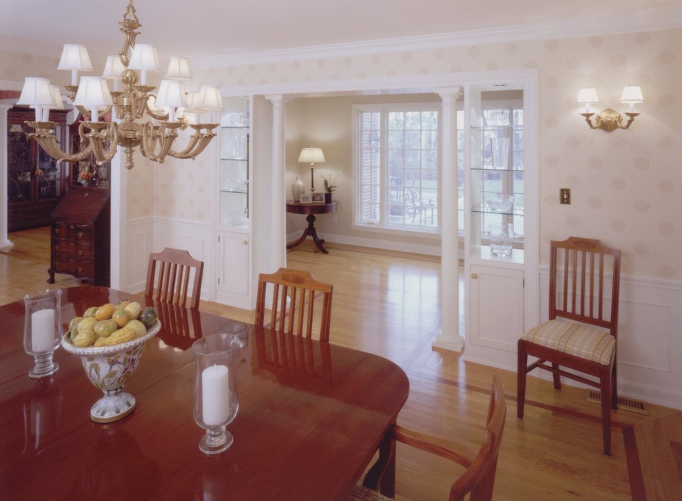 Exemple d'une grande salle à manger chic fermée avec un mur beige, parquet clair et aucune cheminée.