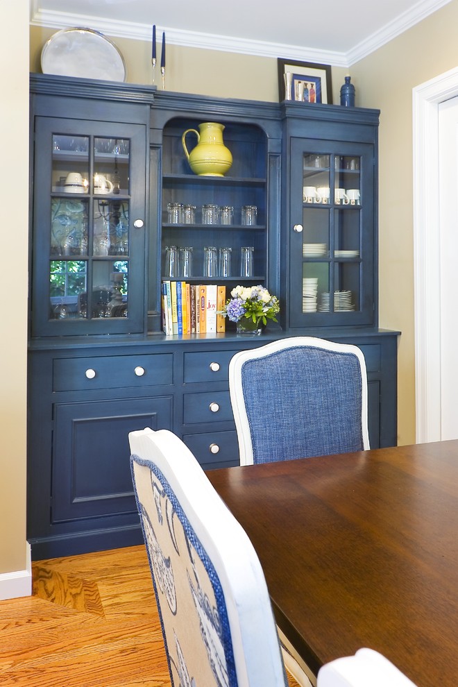 Diseño de comedor tradicional con paredes beige y suelo de madera en tonos medios