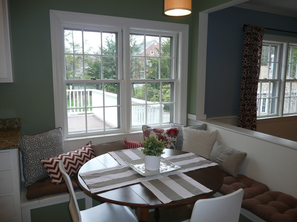 Foto di una piccola sala da pranzo aperta verso la cucina tradizionale con pareti verdi, pavimento in legno massello medio e nessun camino
