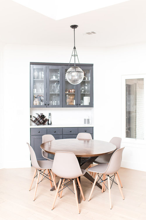 Идея дизайна: большая кухня-столовая в современном стиле с светлым паркетным полом