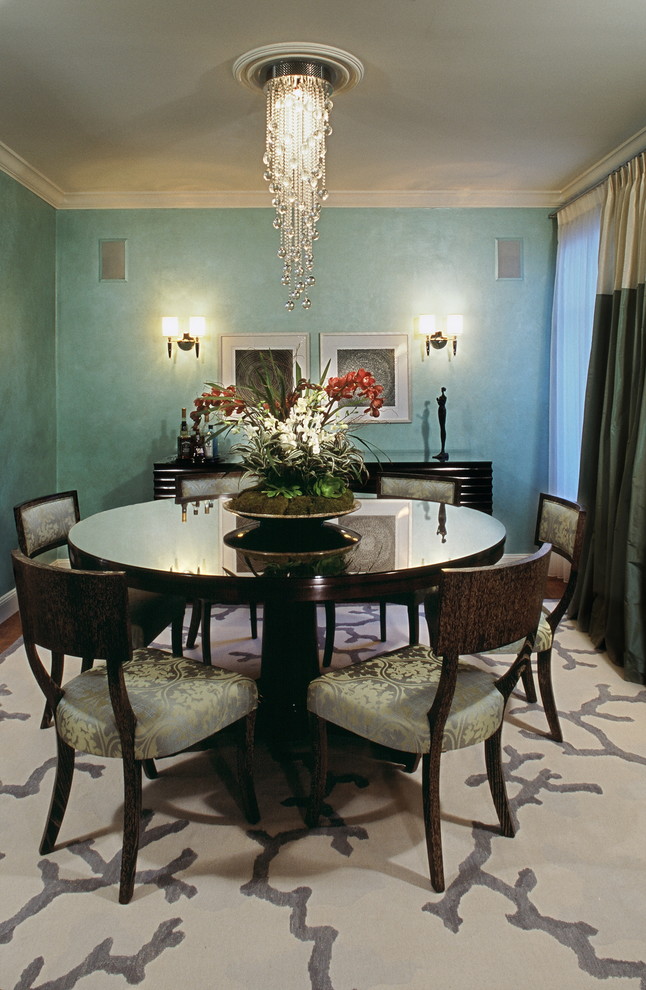 Idee per una sala da pranzo classica di medie dimensioni con pareti con effetto metallico e pavimento in legno massello medio