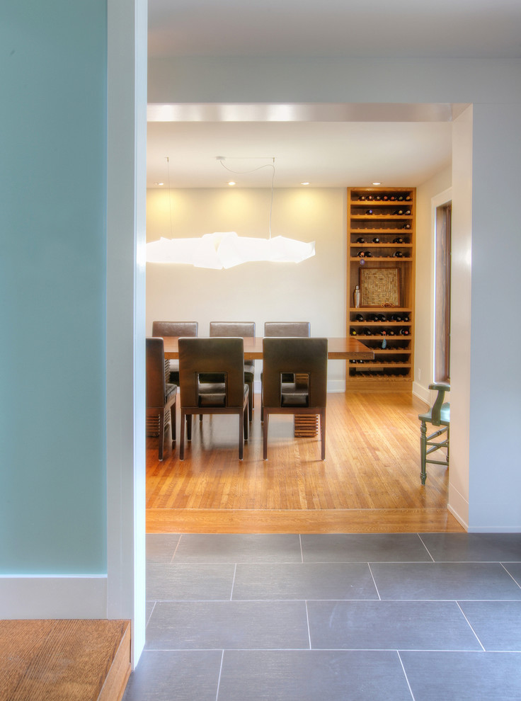 Mittelgroße Skandinavische Wohnküche mit weißer Wandfarbe und braunem Holzboden in Indianapolis
