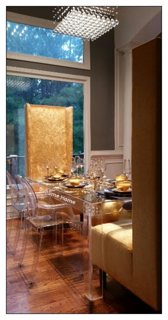 Inspiration pour une salle à manger ouverte sur la cuisine bohème de taille moyenne avec mur métallisé et un sol en bois brun.