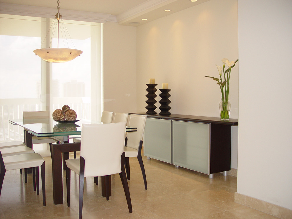 Immagine di una sala da pranzo minimal chiusa e di medie dimensioni con pareti bianche e pavimento in marmo