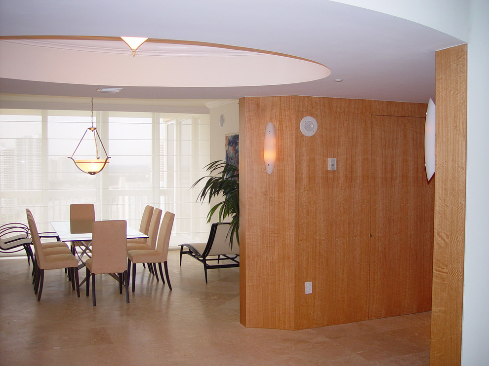 Идея дизайна: отдельная столовая среднего размера в современном стиле с белыми стенами и мраморным полом