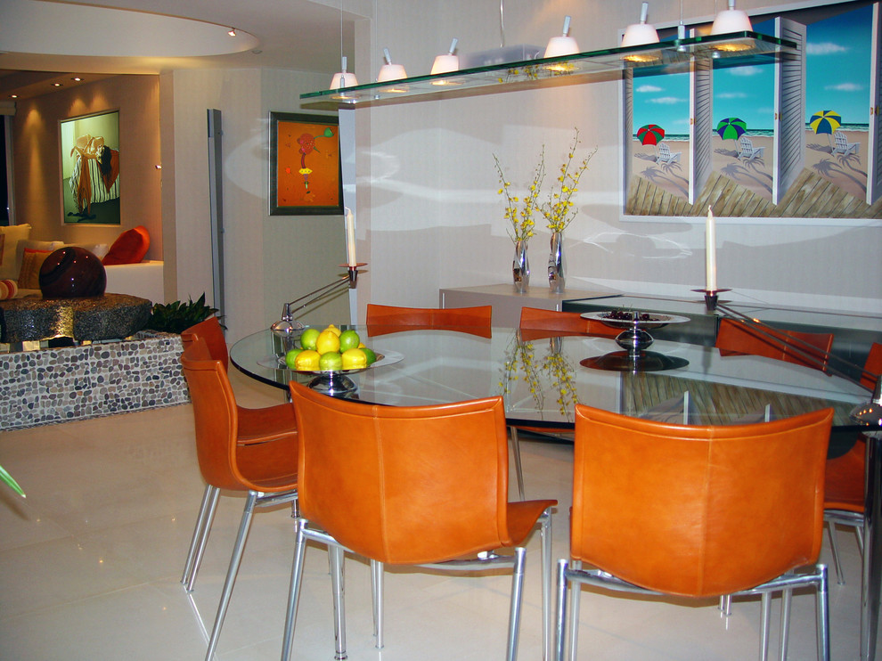 Aménagement d'une salle à manger contemporaine fermée et de taille moyenne avec un mur blanc et un sol en marbre.