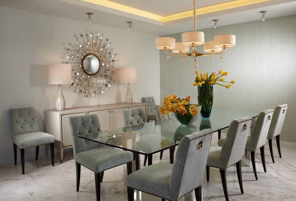 Exemple d'une salle à manger tendance fermée et de taille moyenne avec un mur blanc, un sol en marbre et éclairage.