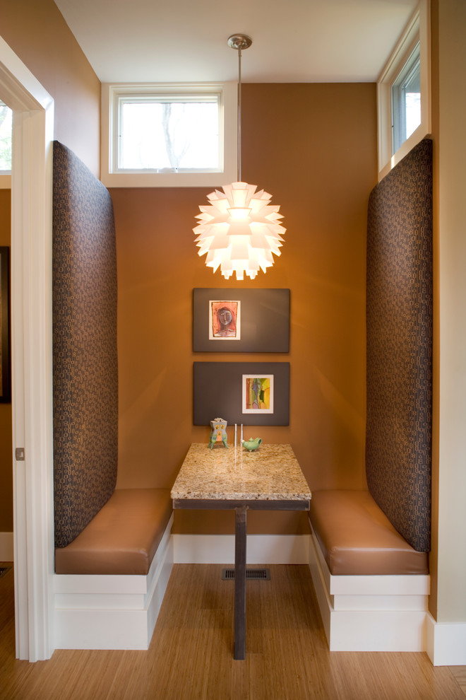 Пример оригинального дизайна: столовая в современном стиле с коричневыми стенами