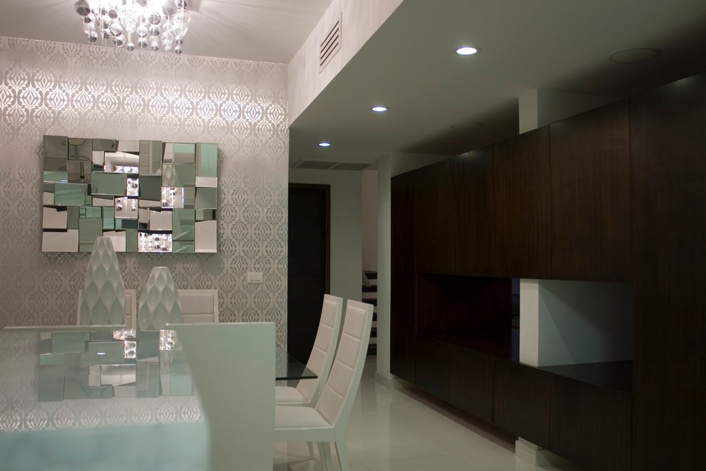 Große Moderne Wohnküche mit Porzellan-Bodenfliesen und metallicfarbenen Wänden in Sonstige