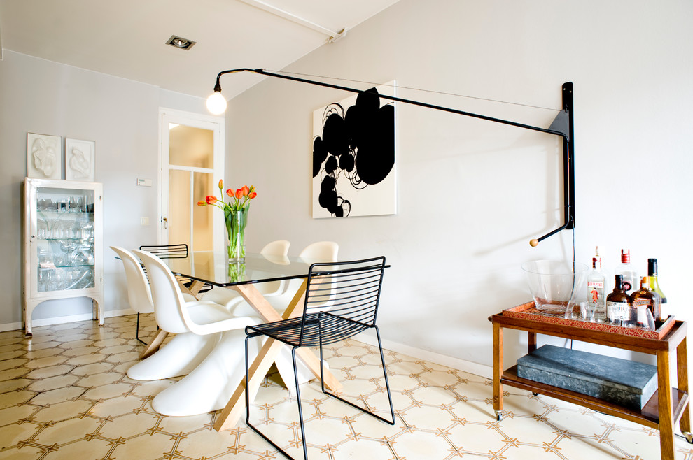 Geschlossenes, Mittelgroßes Modernes Esszimmer ohne Kamin mit weißer Wandfarbe und Keramikboden in Barcelona