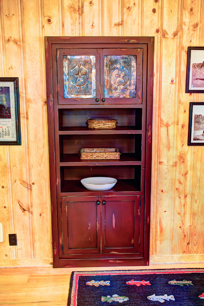 Exempel på ett mellanstort rustikt kök med matplats, med ljust trägolv