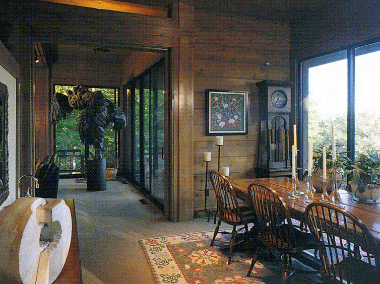 На фото: отдельная столовая среднего размера в стиле рустика с коричневыми стенами и ковровым покрытием с