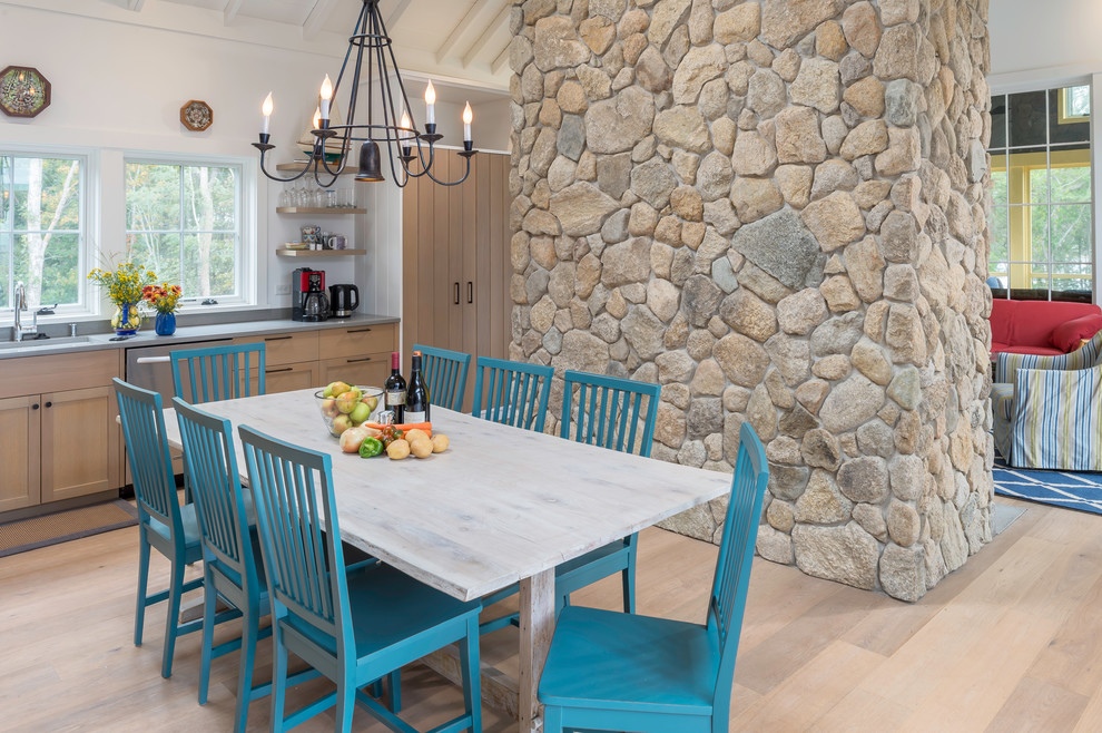 Ispirazione per una sala da pranzo aperta verso il soggiorno country con pareti bianche e parquet chiaro