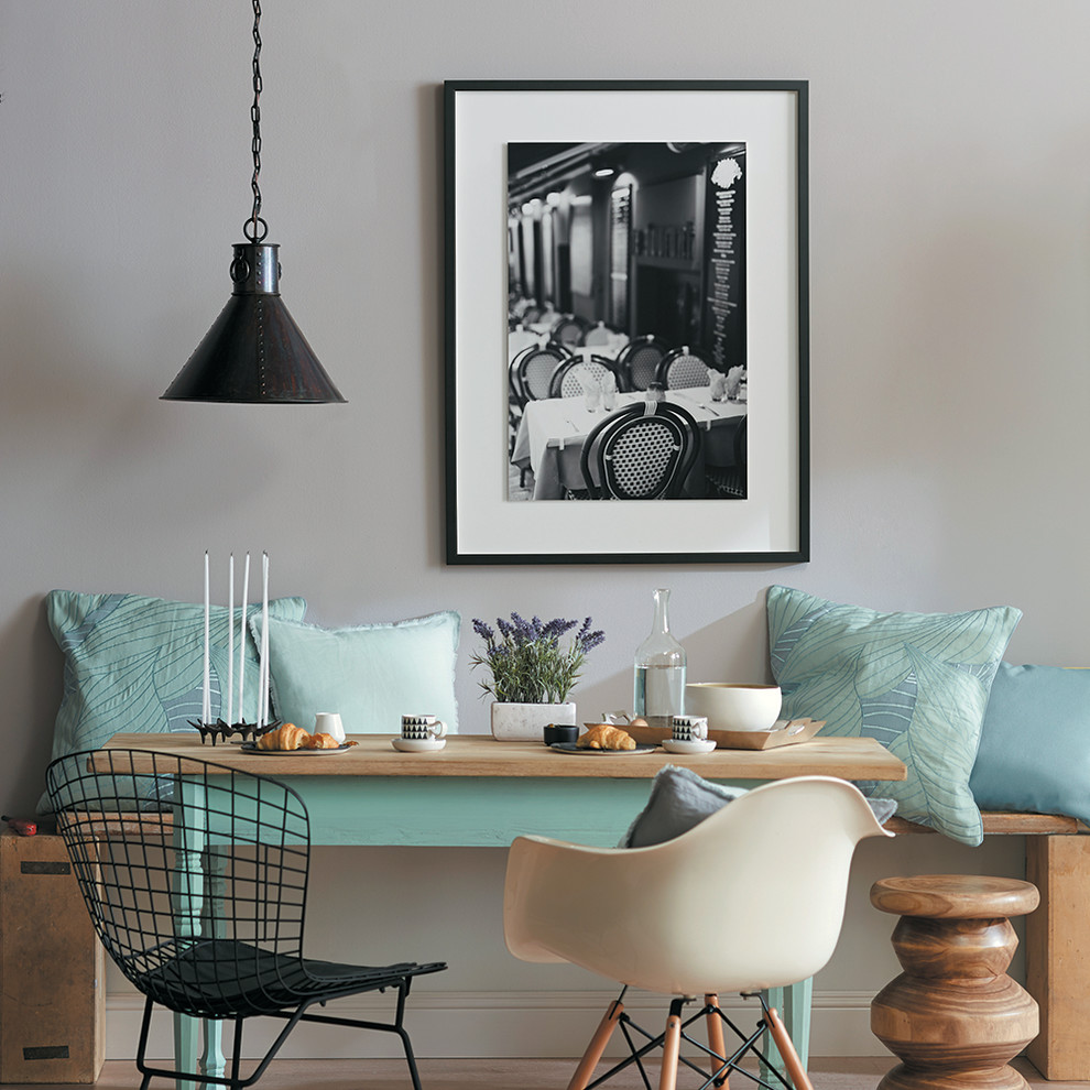 Ispirazione per una sala da pranzo aperta verso la cucina shabby-chic style di medie dimensioni con pareti grigie e pavimento in legno massello medio