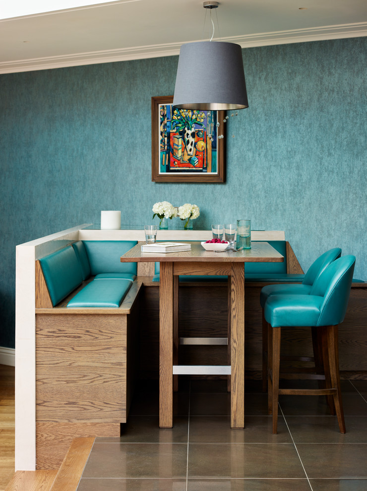 Immagine di una sala da pranzo aperta verso il soggiorno minimal con pareti blu