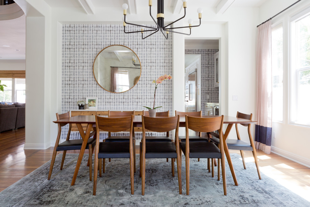 Aménagement d'une salle à manger scandinave avec un mur gris et un sol en bois brun.