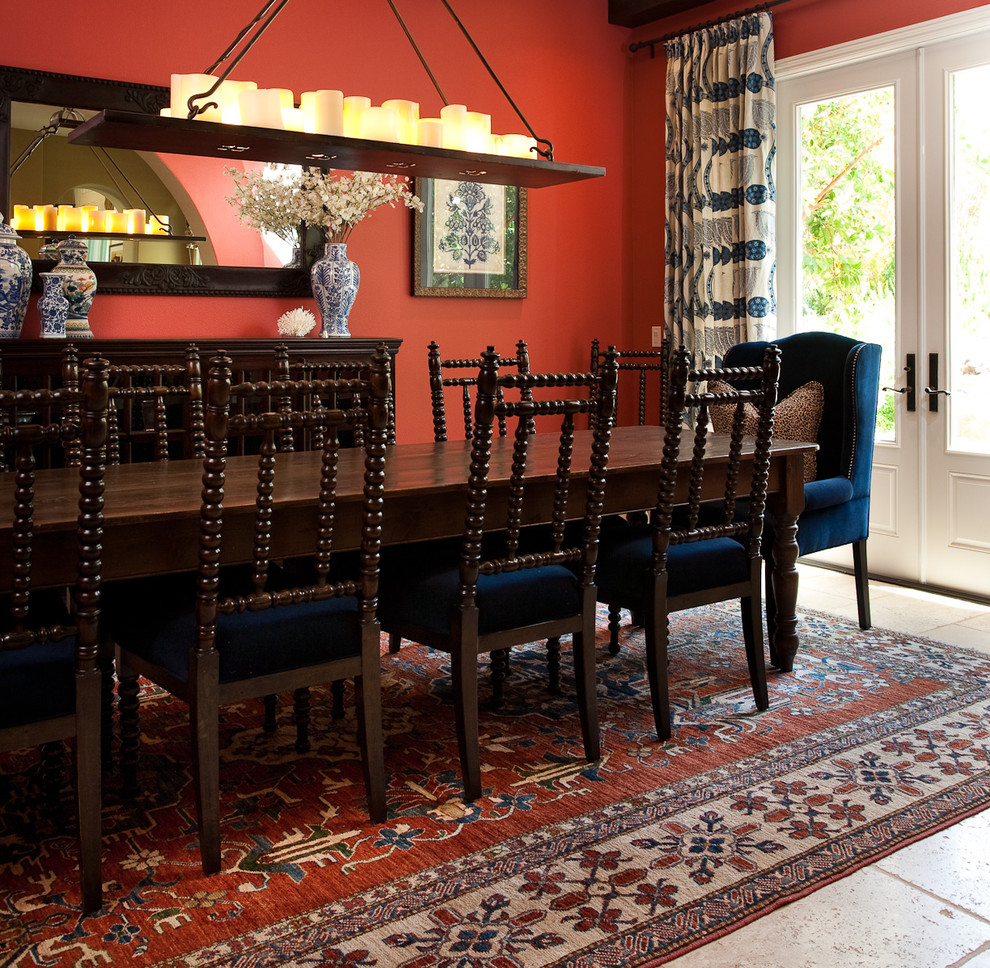 Стильный дизайн: столовая в средиземноморском стиле с красными стенами - последний тренд